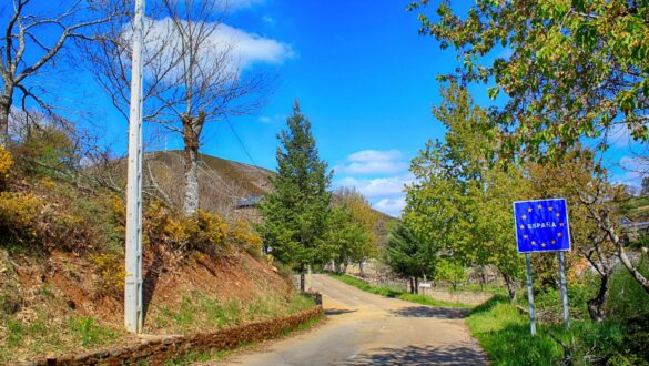 Rihonna de Castilla stands in two time zones on the border between Spain and Portugal