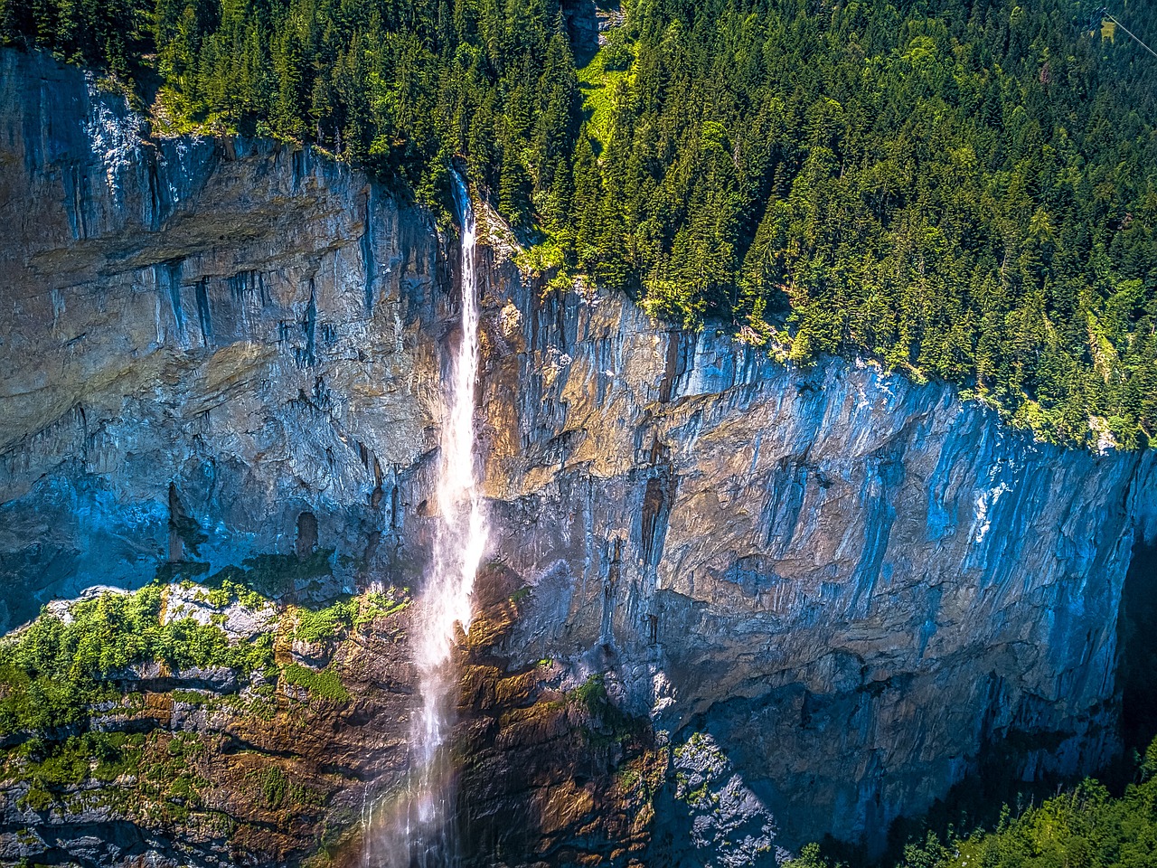 Lauterbrunnun's scenic Straubbach Falls.