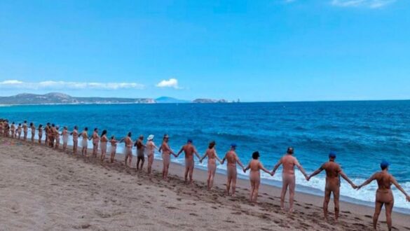 717 nudists formed a human chain on a Tarragona Beach in Spain