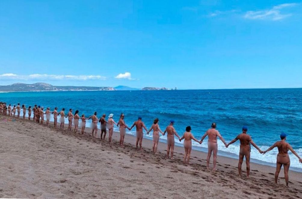 717 nudists formed a human chain on a Tarragona Beach in Spain