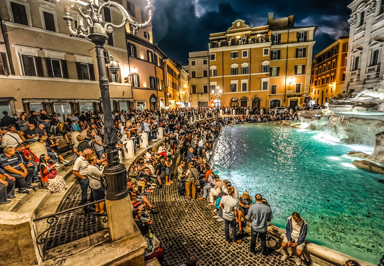 Crowds at the fountain