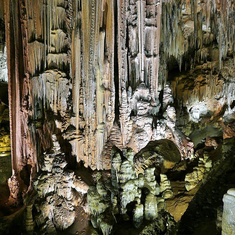 The world's largest stalagmite in Nueva Cave