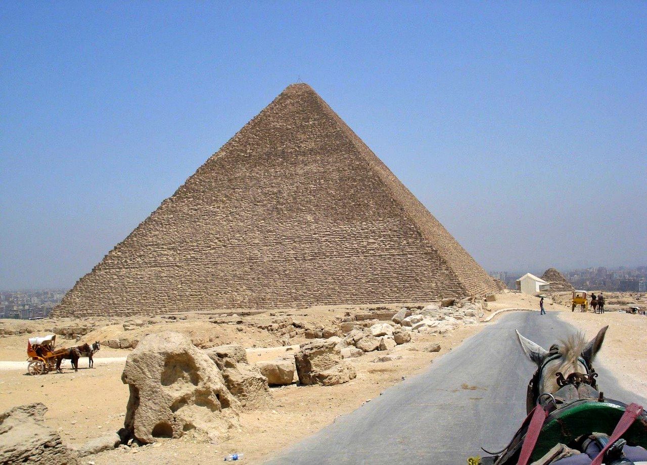 Horse and cart at the Pyramids of Giza