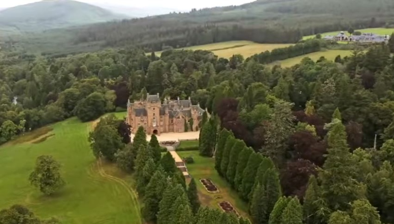 The beautiful surroundings of the castle - Foxes Afloat - YouTube